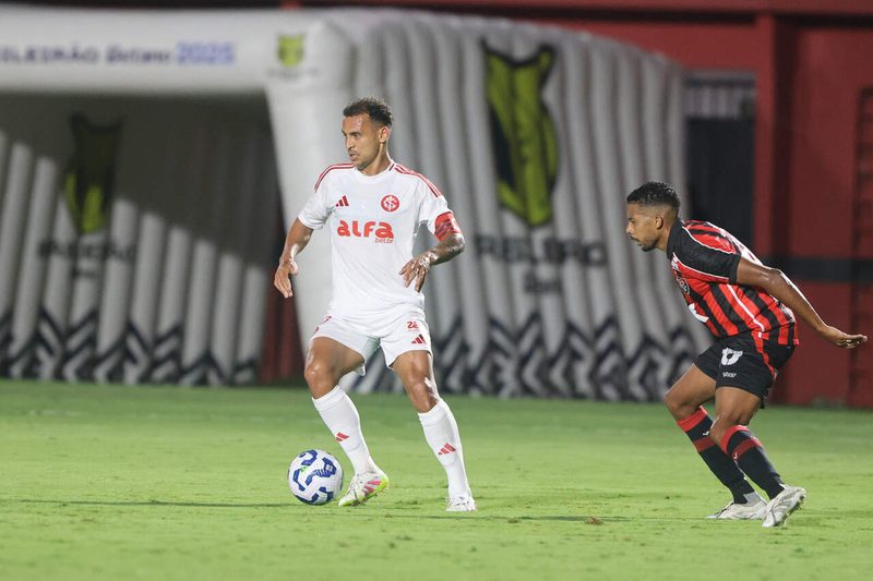 Internacional se complica e é derrotado pelo Vitória na luta contra o rebaixamento
