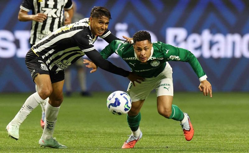 Palmeiras supera Santos com show de Vitor Roque e se distancia na liderança