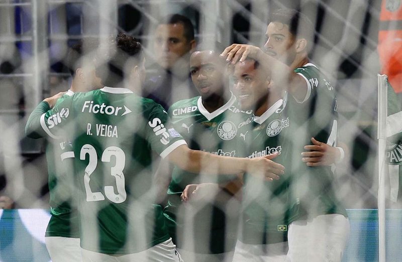 Vitor Roque brilha no Palmeiras e se aproxima de recorde na carreira