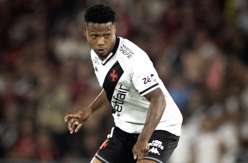 Matheus França tenta se firmar como volante no Vasco sob pressão da torcida