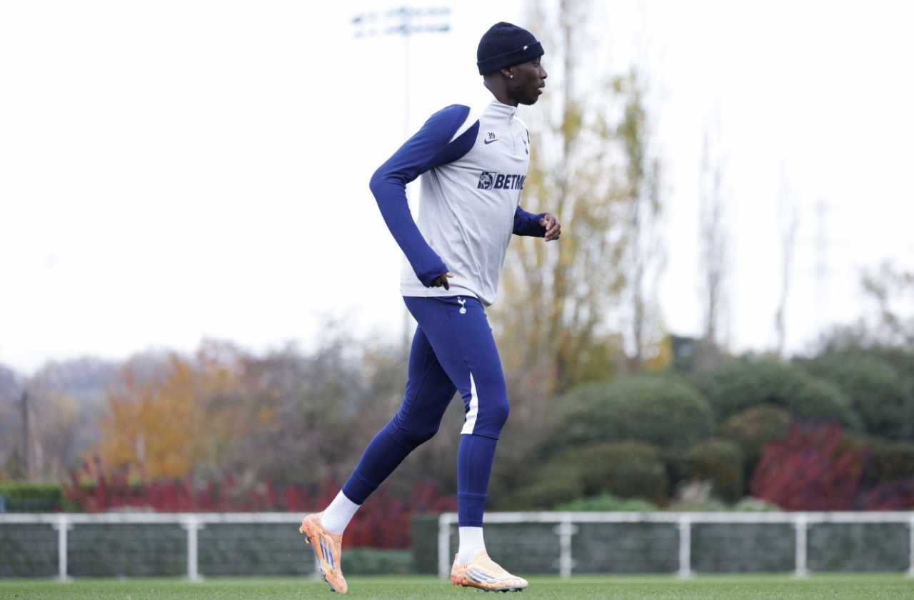Tottenham e Manchester United duelam em busca de recuperação na Premier League