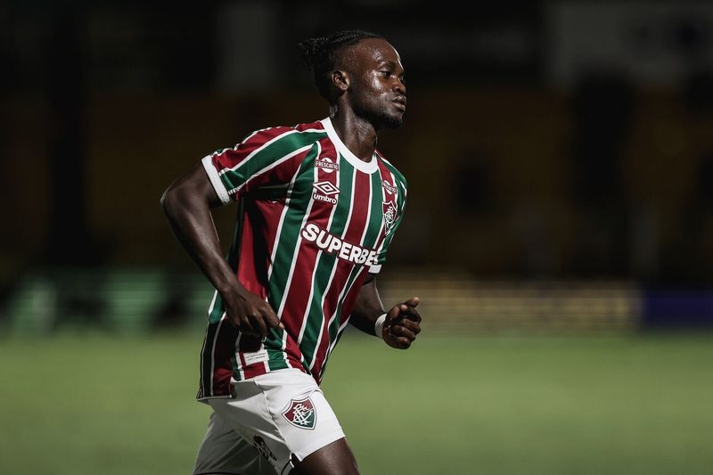 Santi Moreno enfrenta dificuldades de adaptação e pouco espaço no Fluminense