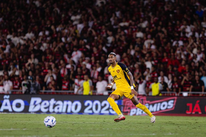Sport encerra vínculo com artilheiro Derik Lacerda após ato de indisciplina