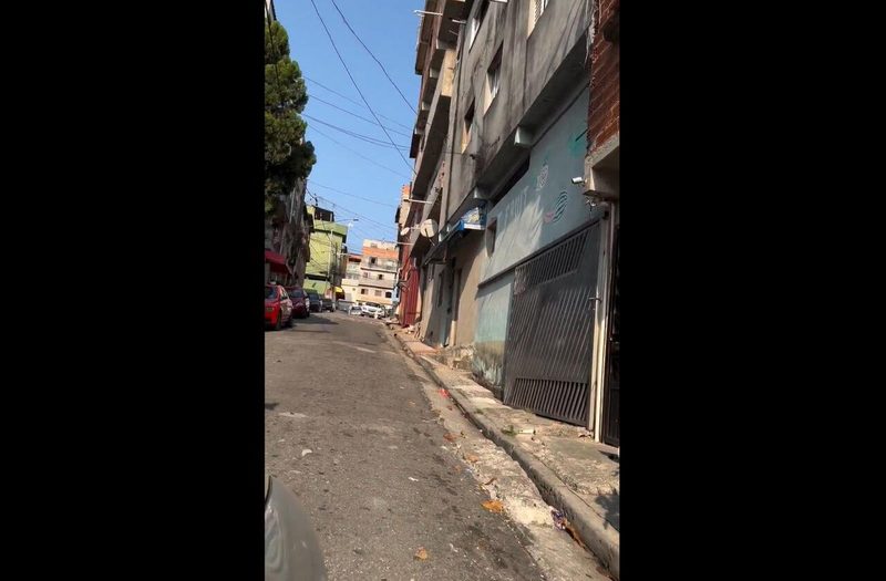 Memphis Depay encanta o Brasil com simplicidade em visita a favela de São Paulo