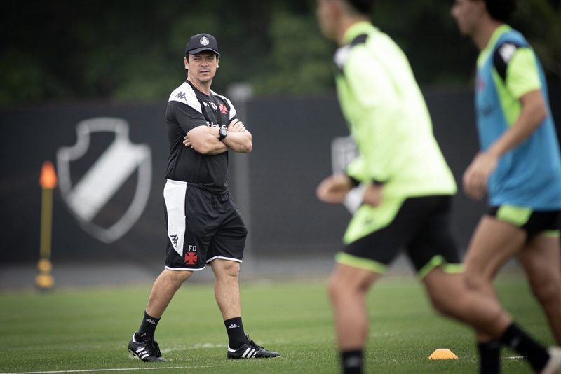 Vasco enfrenta Juventude em busca de fim ao jejum de gols sob Diniz