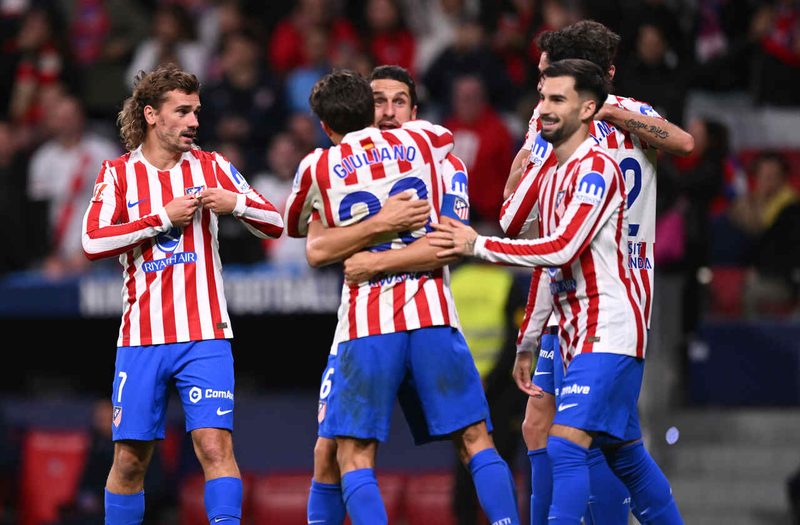 Atlético de Madrid vence Levante e se aproxima do vice-líder Barcelona