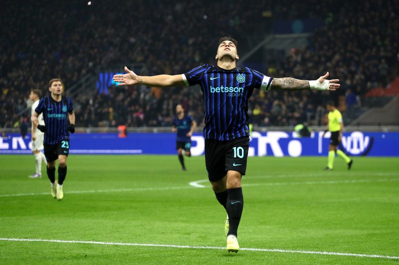 Lautaro Martinez celebra il supporto dei tifosi dopo il gol contro la Lazio