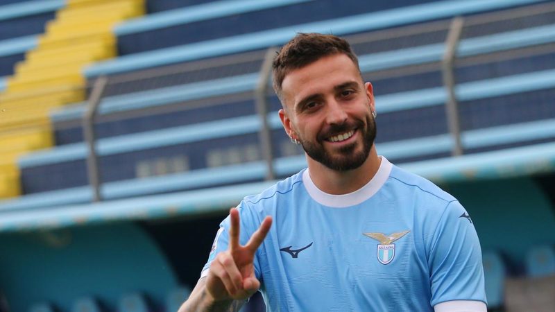 Mario Gila, il difensore che strega l'Inter: occhi puntati su San Siro