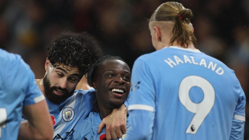 Guardiola festeggia 1000 panchine con una vittoria schiacciante sul Liverpool