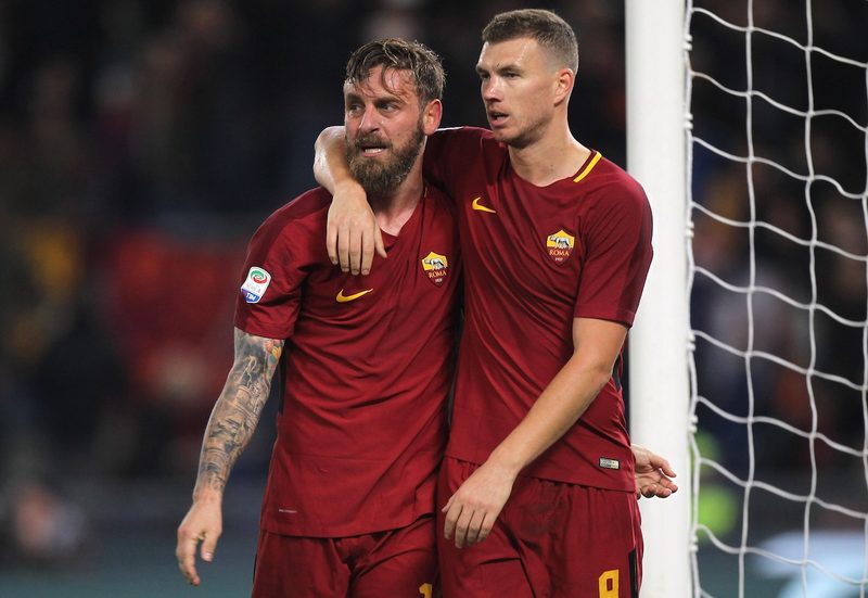 Un abbraccio che commuove: Dzeko sorprende De Rossi in conferenza stampa