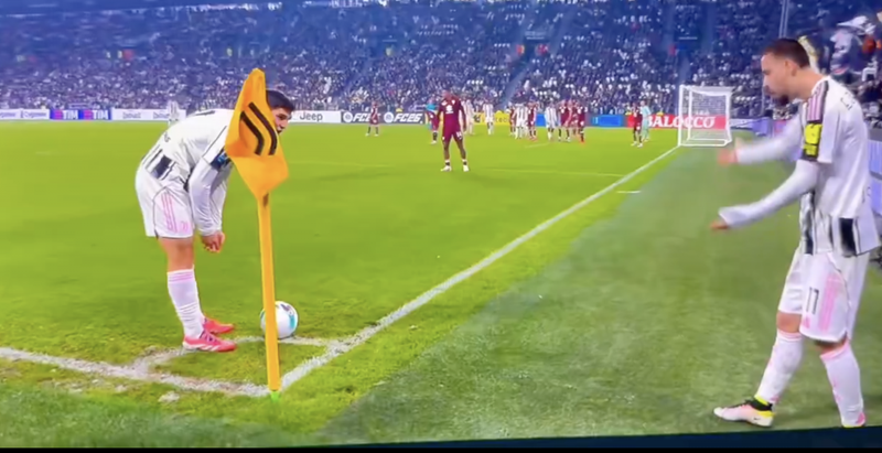Calcio d'angolo contestato in Juventus-Torino: Adzic e Zhegrova ai ferri corti