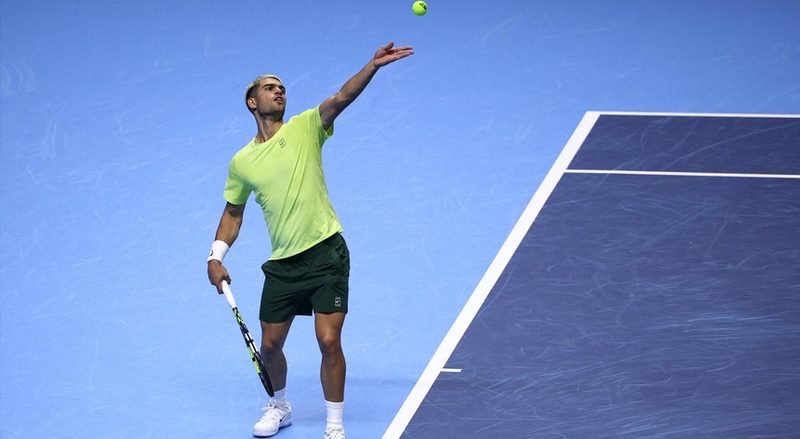 Alcaraz inicia com vitória nas ATP Finals e busca o topo do ranking em 2025