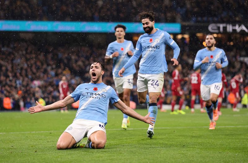 Manchester City brilha em homenagem a Guardiola e vence Liverpool por 3 a 0