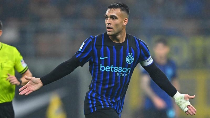 Inter e Lazio si sfidano: Acerbi in vantaggio su Bisseck, Romagnoli in bilico