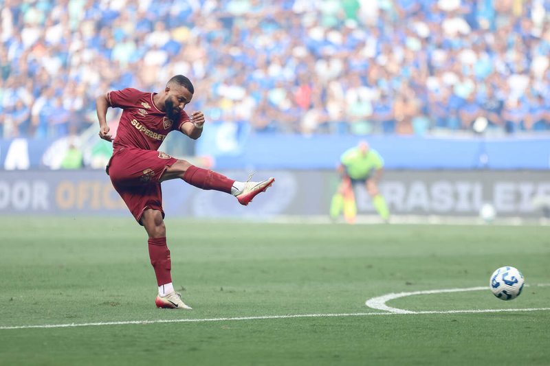 Samuel Xavier critica arbitragem após empate sem gols: 'Nós somos cobrados, eles não'