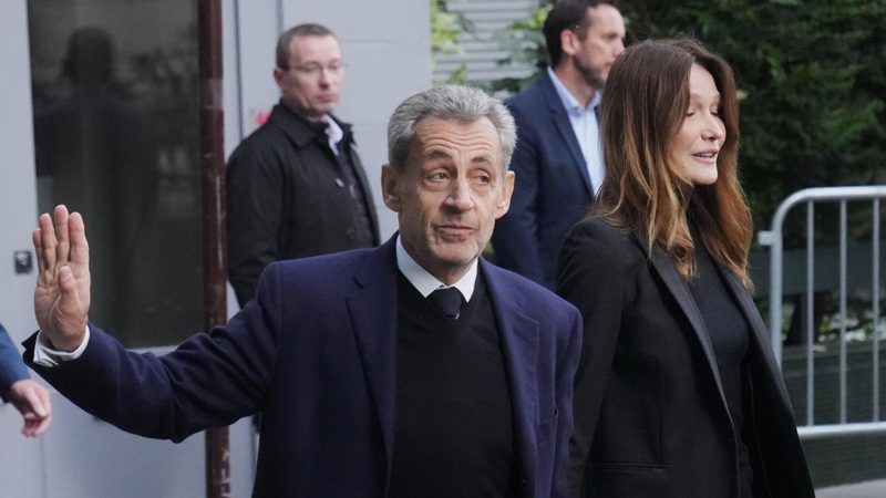 Nicolas Sarkozy torna in libertà vigilata dopo tre settimane di detenzione