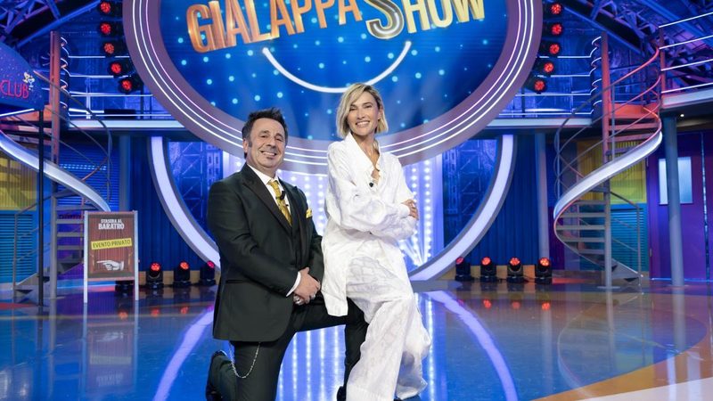 Anna Foglietta fa il suo debutto al GialappaShow accanto al Mago Forest