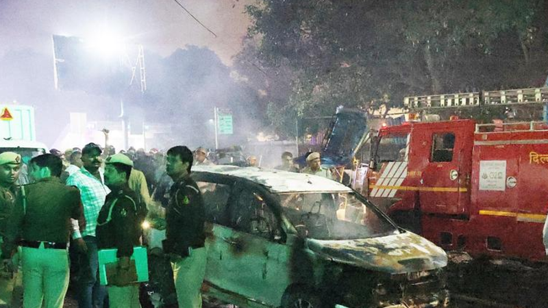 Esplosione a Nuova Delhi: bilancio tragico di otto vittime