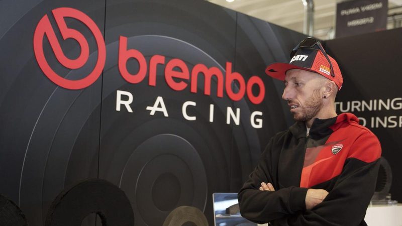 Cairoli visita Brembo: un legame tra leggenda del motocross e innovazione dei freni