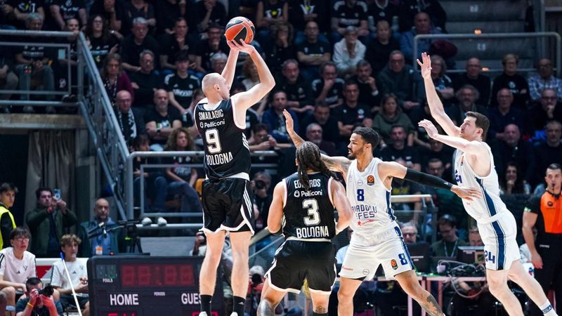 La Virtus torna al successo battendo l'Efes grazie a Edwards e Smailagic