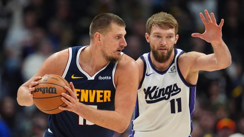 Jokic domina e Denver supera Sacramento, Utah segna 152 punti contro Indiana