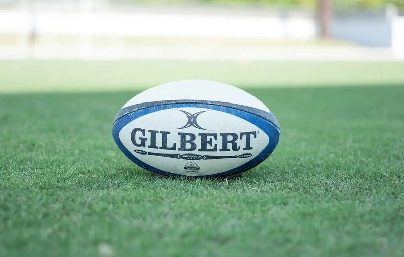 Top 14 : Un joueur réchauffe un arbitre transi de froid lors d'un match sous la pluie