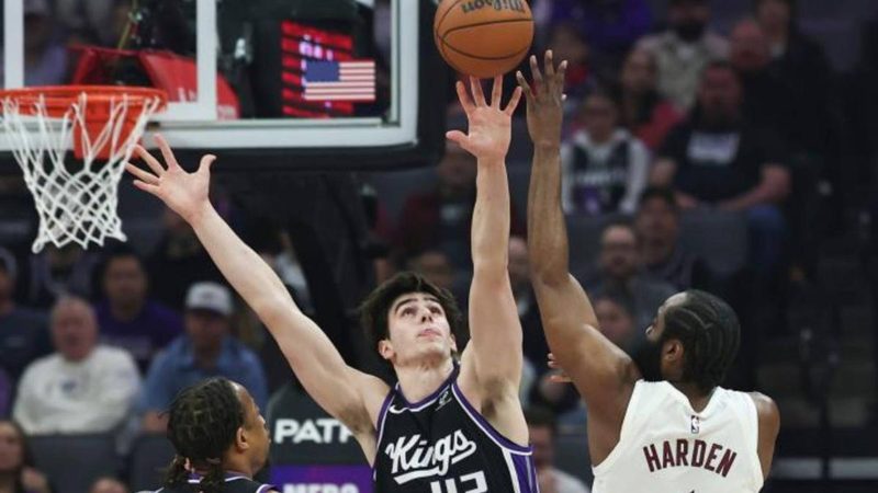 James Harden brilla en su debut con los Cavaliers y guía a la victoria
