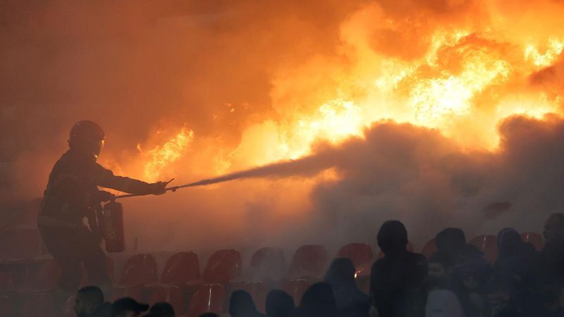 Caos en el derbi de Belgrado: el Estrella Roja vence 3-0 y los ultras del Partizan incendian el estadio