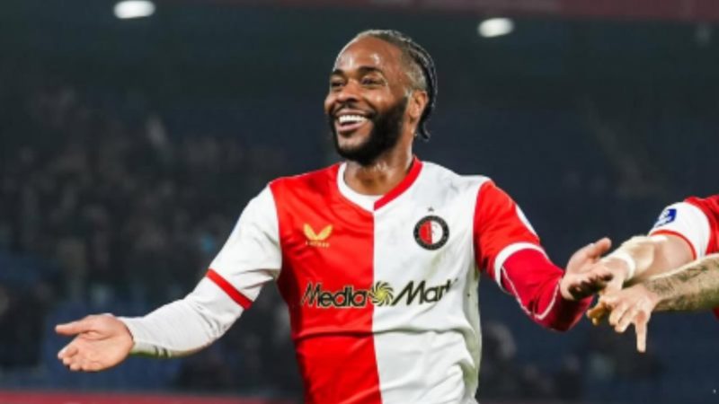 Raheem Sterling regresa al fútbol tras 273 días y debuta con el Feyenoord