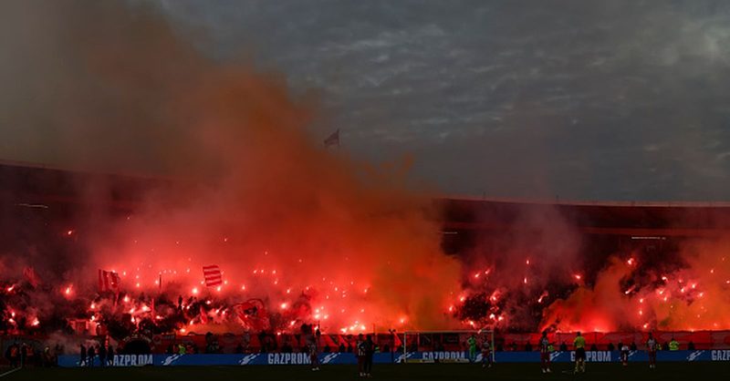 Incendio sulle tribune ospiti ferma il derby tra Stella Rossa e Partizan