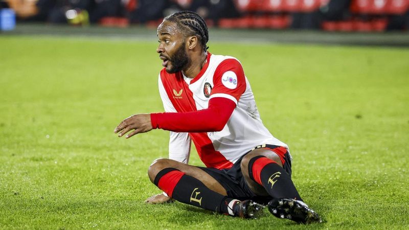 Sterling enfrenta críticas tras un debut discreto con el Feyenoord