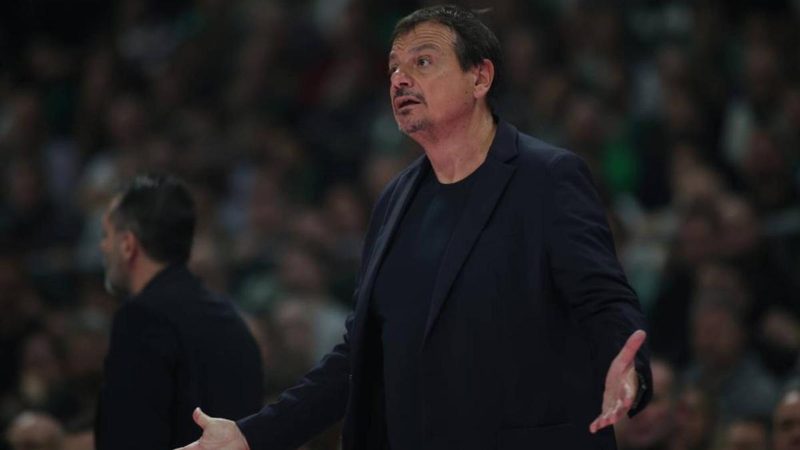 Ergin Ataman, expulsado tras protestar una falta en la derrota del Panathinaikos