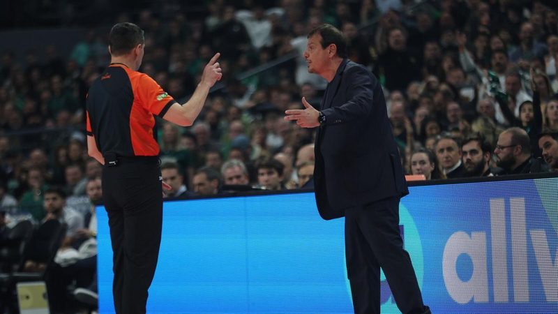 Ergin Ataman enfrenta nueva multa y se prepara para el duelo contra Olympiacos