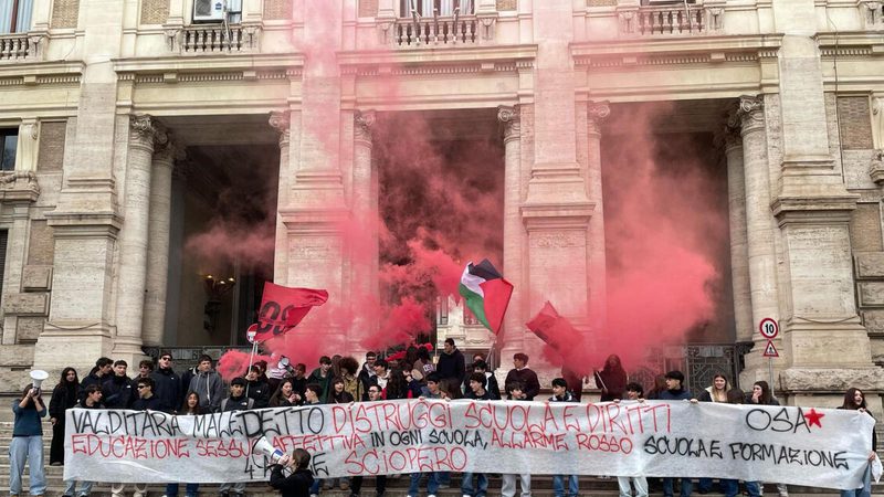 I giovani chiedono educazione sessuale a scuola: dati allarmanti e richieste chiare