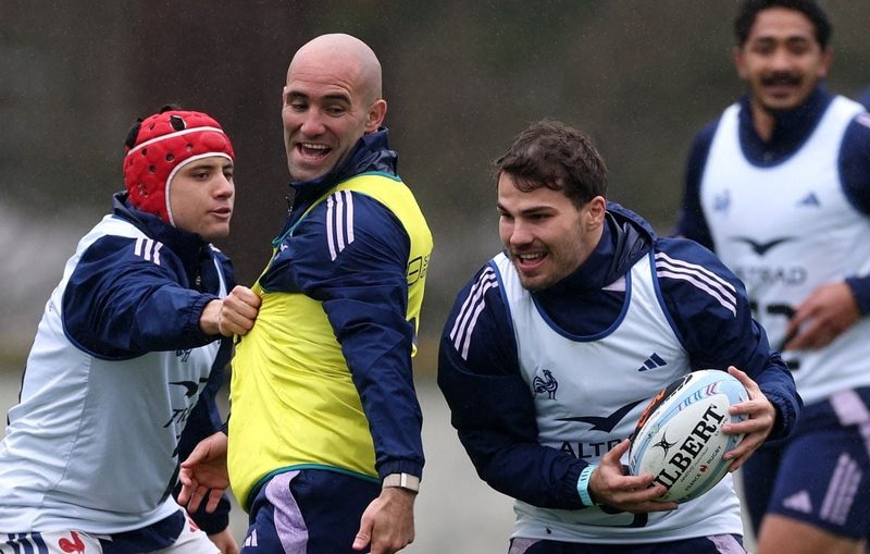 Le XV de France se ressaisit après la défaite en Ecosse avant le Crunch contre l'Angleterre