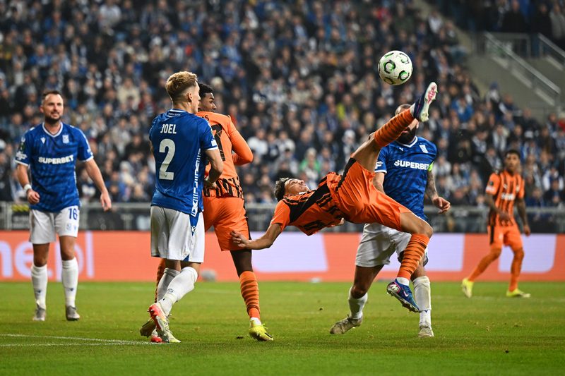 Isaque brilha com gol de bicicleta e garante vitória do Shakhtar na Liga Conferência