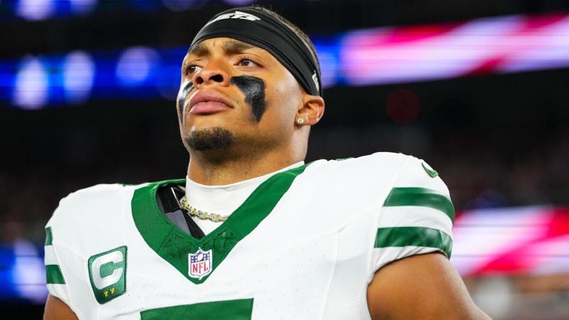 Chiefs Acquire Justin Fields from Jets to Back Up Mahomes Amid Recovery