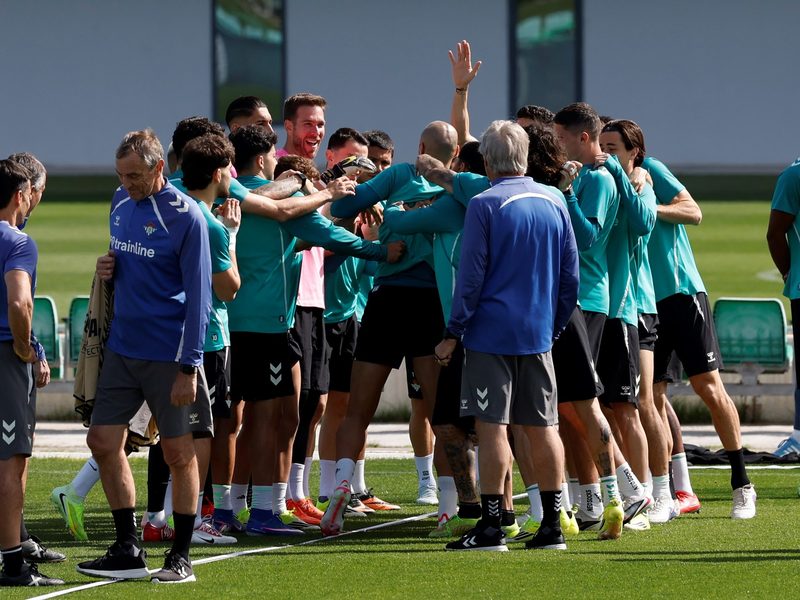 El Betis homenajea a campeones marroquíes en un pasillo que genera controversia