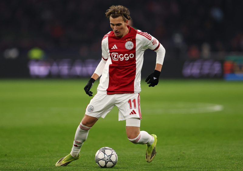 Manchester United zeigt Interesse an Ajax-Talent Mika Godts nach Antony-Fehlgriff