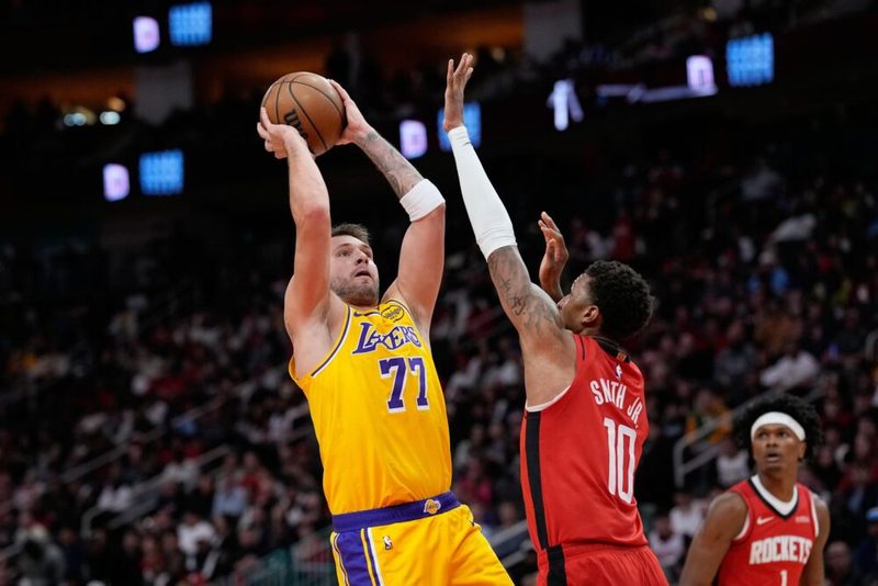 Luka Doncic guida i Lakers alla vittoria contro i Rockets, successi per Celtics e Timberwolves