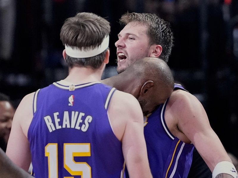 Luka Doncic brilla y lidera a los Lakers en una victoria clave ante los Rockets