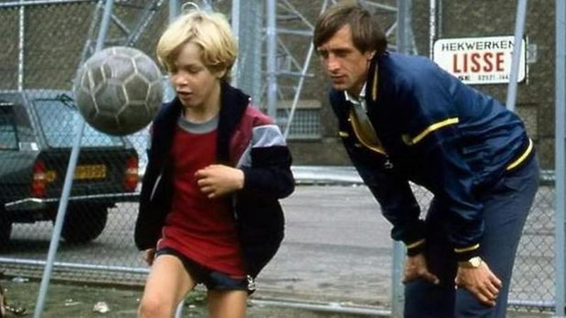 Ajax rinde homenaje a Johan Cruyff diez años después de su muerte