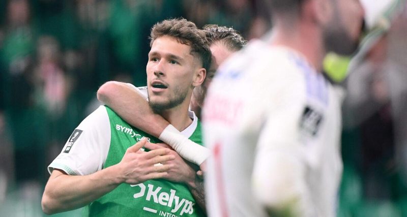 L'AS Saint-Étienne écrase Annecy (4-0) et creuse l'écart avec Le Mans