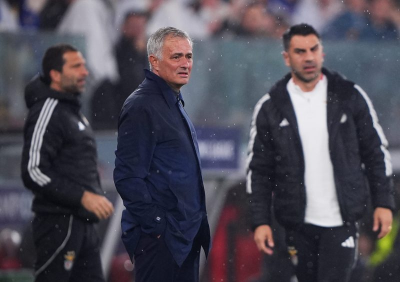 Mourinho si commuove per la scomparsa di Silvino Louro durante il minuto di silenzio