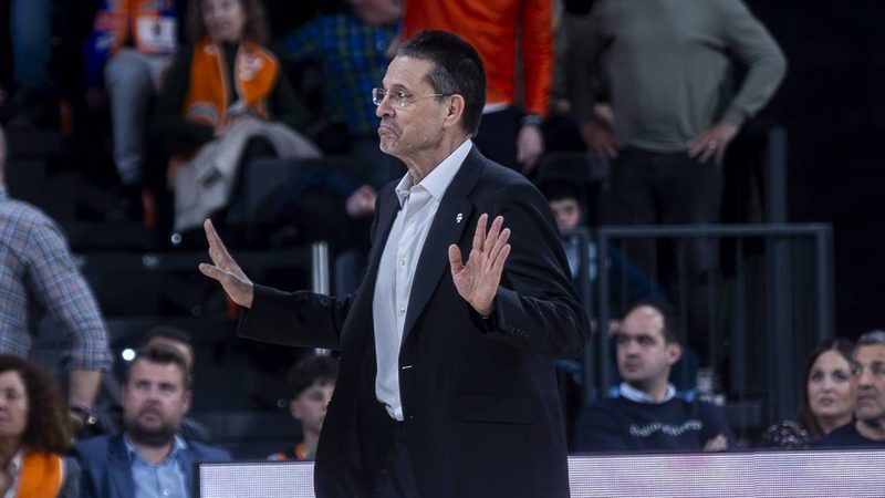 Pedro Martínez elogia a Larry tras la épica victoria del Valencia BC ante Olympiacos