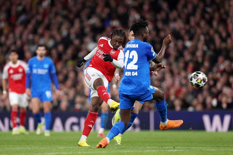 Arsenal enfrenta crise com lesão de Eze em momento decisivo da temporada