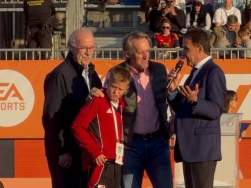 Sami Schuster, el nieto de Bernd, brilla en el Mundial Sub12 y conoce a su abuelo