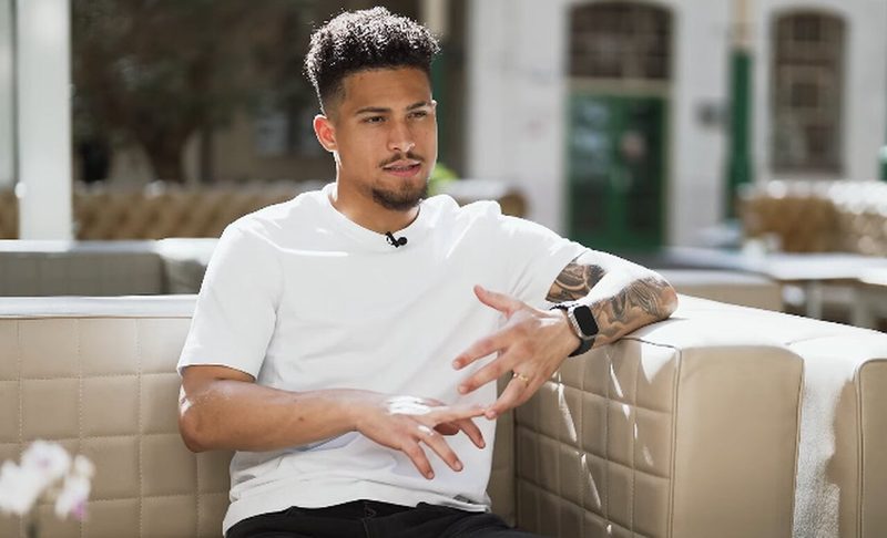 João Gomes responde críticas a lista de livros e ironiza "gênios do século XXI"