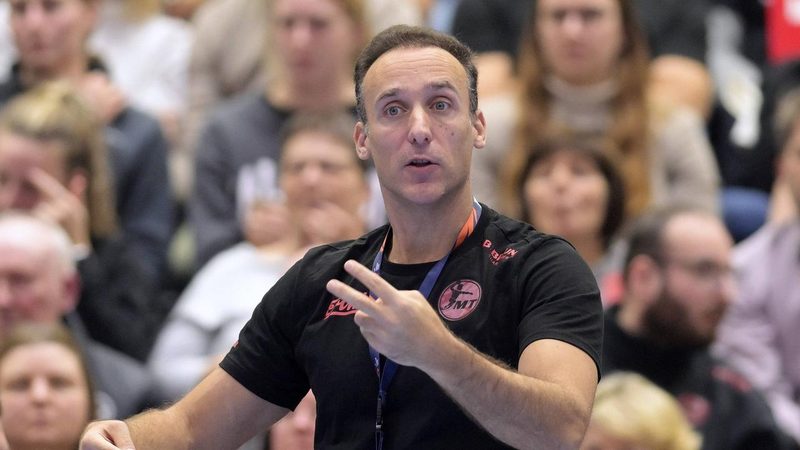 MT Melsungen vor Krisenstimmung: Trainer Parrondo mit Paris-Spekulationen konfrontiert