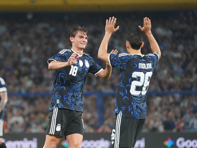 Nico Paz celebra su primer gol con la Selección Argentina ante Mauritania